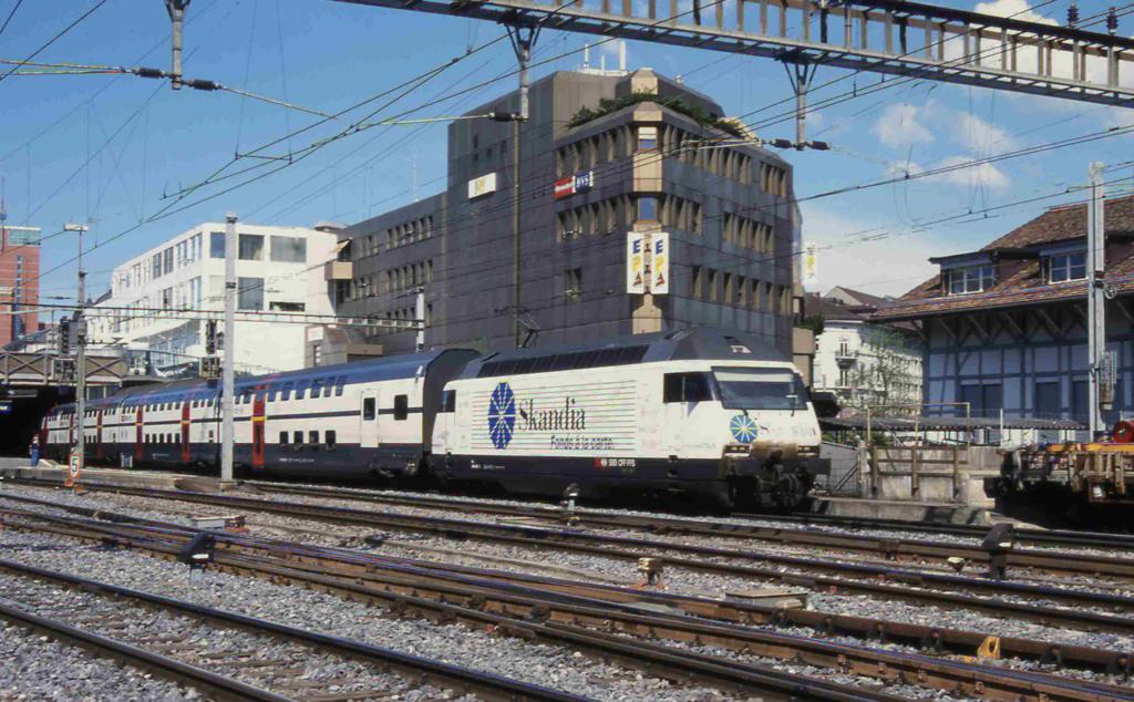 Skandia Werbelok fhrt am 14.5.2002 mit einem Doppelstockzug aus dem Bahnhof Winterthur um 16.03 h nach Luzern aus.