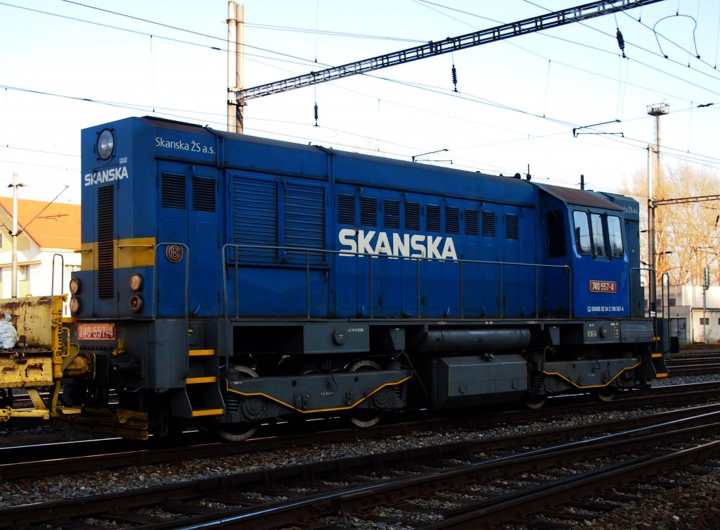 Skanska 740 557 auf Hbf. Kralupy nad Vltavou am 13.11.2012.