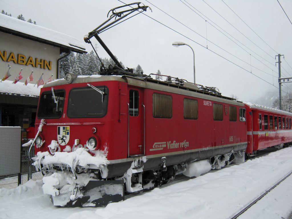 Skizug Davos-Klosters mit Ge 4/4 I 605 abgestellt in Klosters, 30.01.2010.