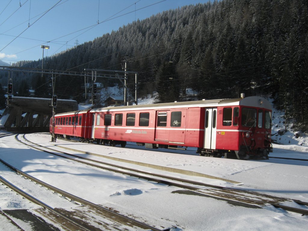 Skizug Klosters-Davos mit BDt 1722 beim rangieren in Klosters, 22.01.2011.