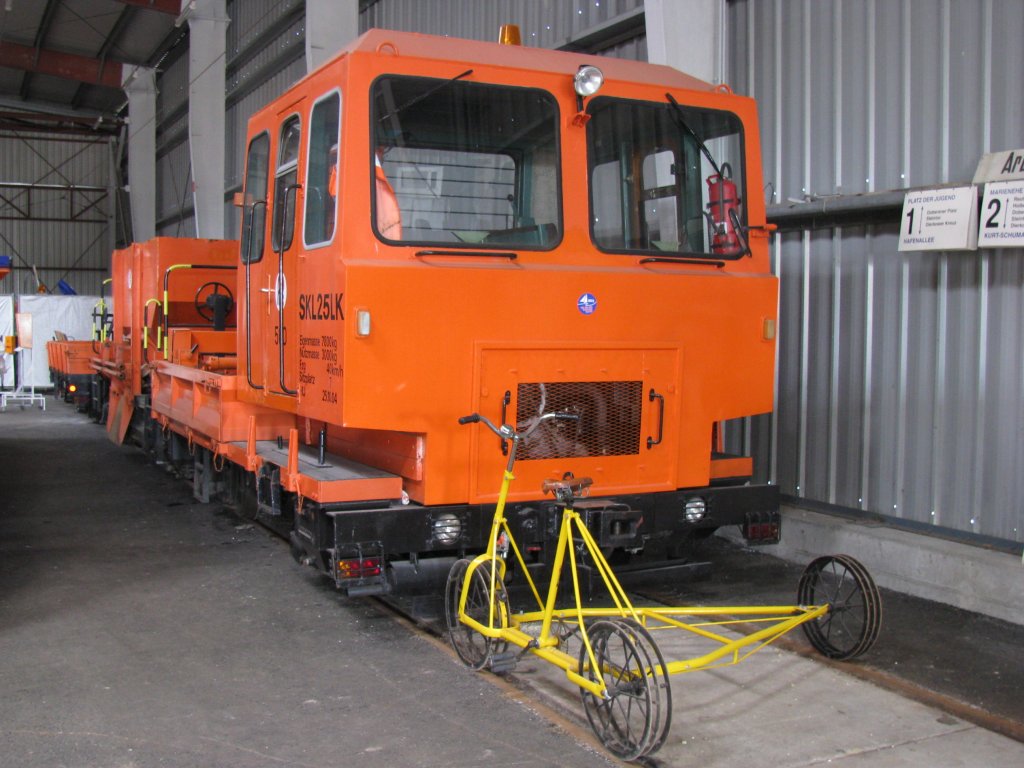 SKL 25 LK Nr. 560 und Draisine, aufgenommen anllich des  Tages der offenen Tr  im Depot 12, dem Traditionsbereich der Rostock Straenbahn AG (RSAG), Rostock [19.09.2009]