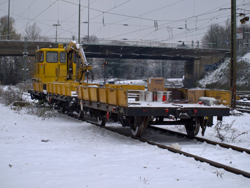 SKL 53 07715 der Eifelbahn Verkehrsgesellschaft (EVG) mit zwei Kleinwagen am 30.11.2010 in Aachen West. Beladen sind die Wagen mit Werkzeug, einer Schiene und Material zum verschweien von Schienen.
