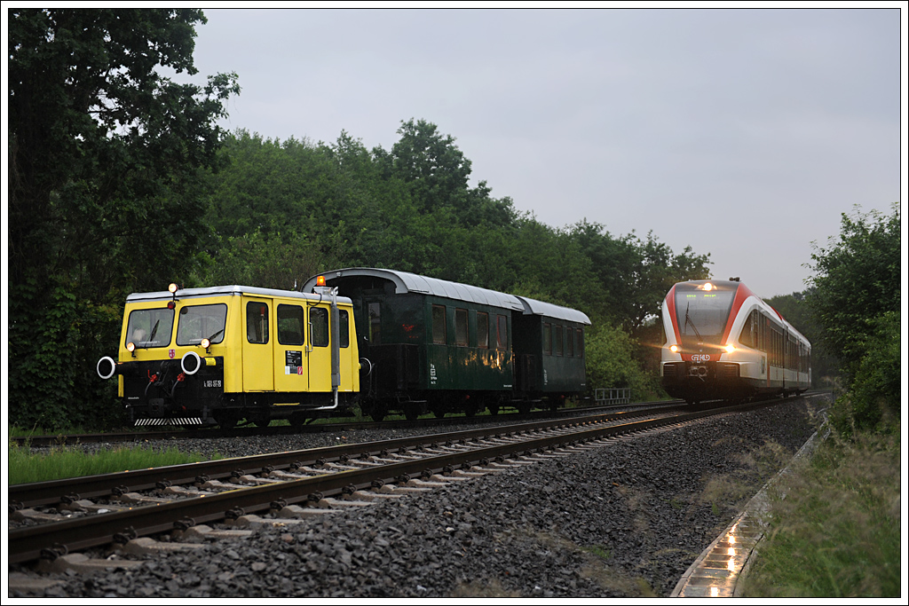 SKL X626.205 als LP von Preding nach Stainz unterwegs, trifft am Abend des 25.5.2013 kurz nach dem Bahnhof Preding auf den als S 61 verkehrenden R 8571 von Graz nach Wies-Eibiswald.