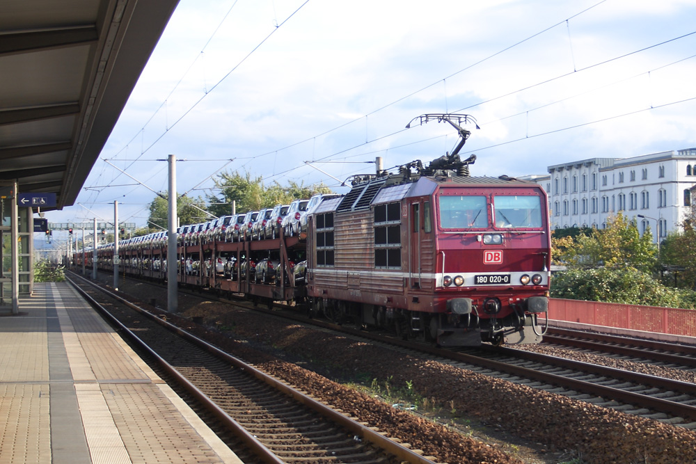 Skoda-Lok 180 020 f�hrt mit einem Skoda-Autozug durch Dresden-Dobritz. 08.10.2011