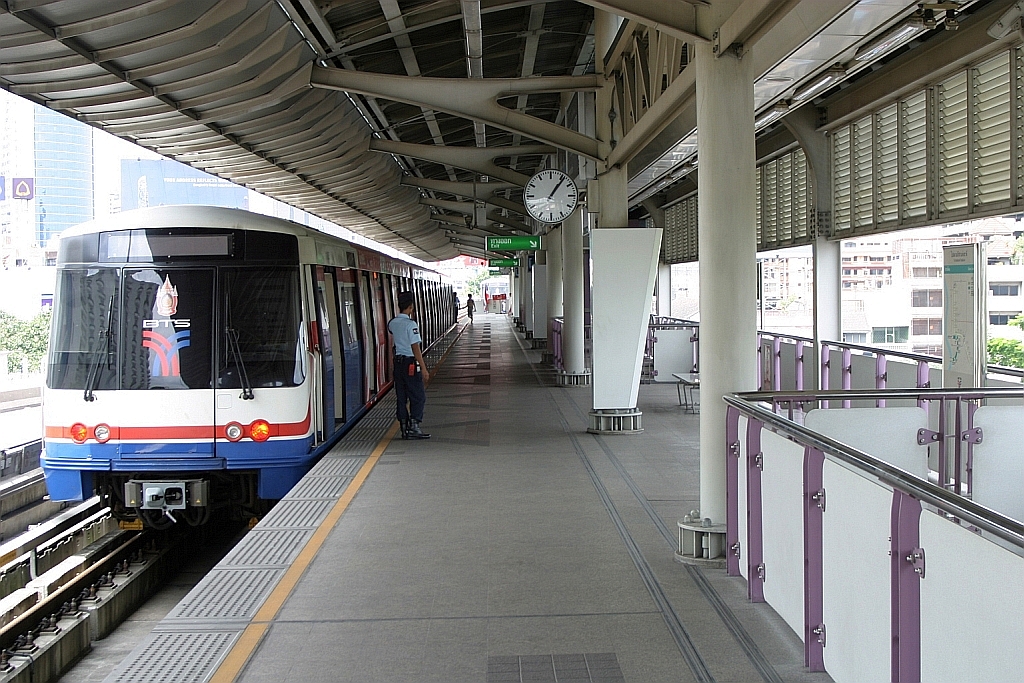 Skytrain-Triebwagen am 22.Mai 2007 in der damaligen BTS Endstelle Saphan Taksin Station (S6).