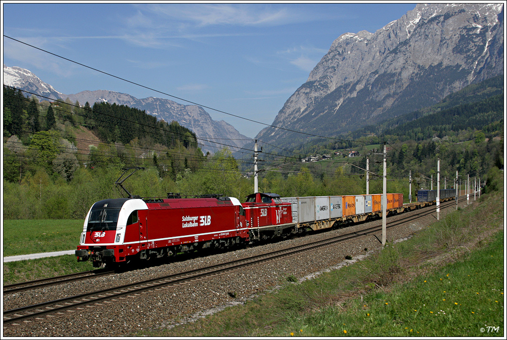 SLB 1216.940 und SLB V83 sind zu sehen mit Kaindlzug GAG 61825 von Salzburg nach Httau. Pfarrwerfen, 20.04.2011.