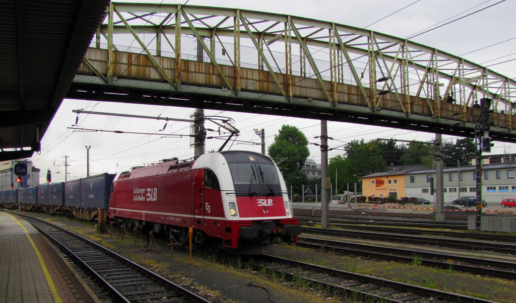 SLB 91 (91 81 1216 940-7 A-SLB) mit Containerwagen Richtung Freilassing, in Salzburg Hbf; 27.05.2011