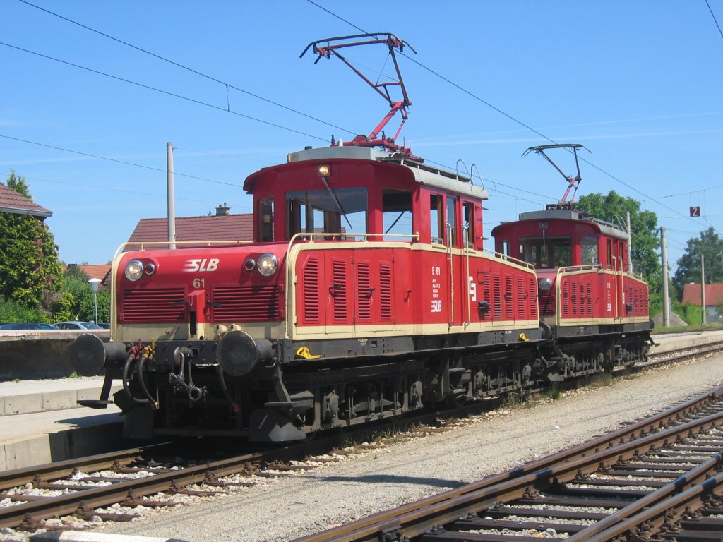 SLB E61 und E63 (in Doppeltraktion berwiegend im Kohlenzugverkehr bis Brmoos eingesetzt) warten am 18.07.2006 im Bahnhof Brmoos auf weitere Aufgaben.
