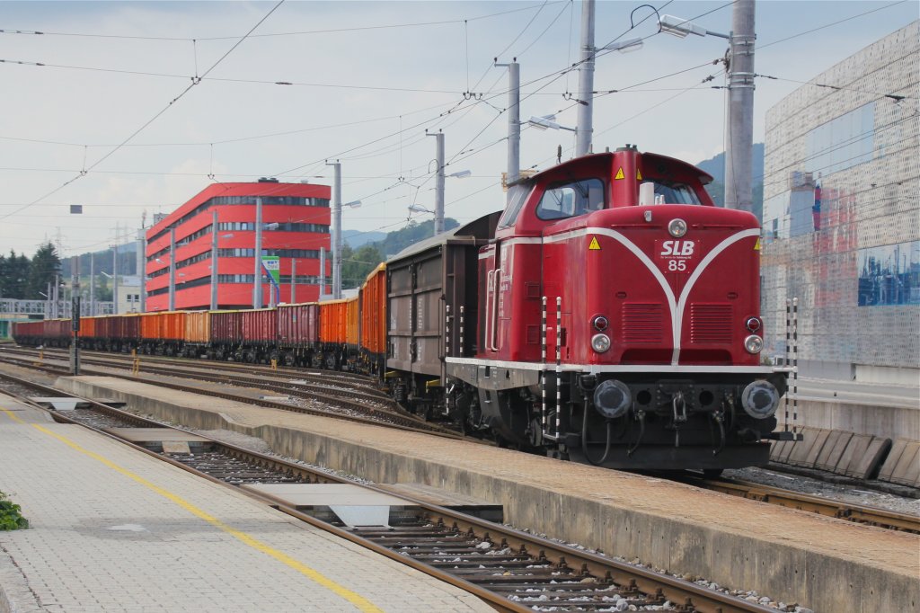 SLB V 85 / 2000.085 wartet am 5.07.2013 mit einem berwiegend aus Eaos der rumnischen CFR Mafra gebildeten Gterzug in Salzburg-Itzling auf die Weiterfahrt nach Salzburg-Gnigl.