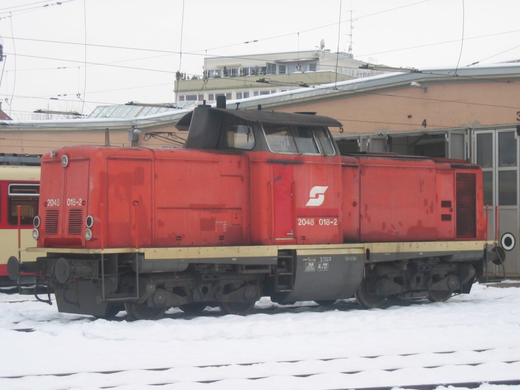 SLB V87 ex �BB 2048 018, ex DB 211 119, ex DB V 100 1119 (Quelle: www.v100.de) wurde ab 20.01.2005 an die SLB vermietet und trug in dieser Zeit noch die �BB-Farbgebung.
Die Aufnahme stammt vom 24.12.2005 vor der Remise in Salzburg-Itzling.
