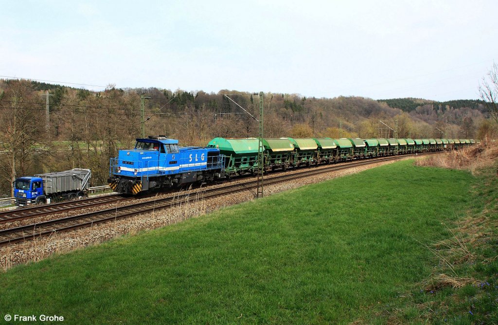 SLG MaK G 1206-SP-022 vor Schotterzug bestehend aus ITL Schttgutwagen Richtung Vilshofen, KBS 880 Passau - Nrnberg, fotografiert bei Sandbach an der Donau am 04.04.2012