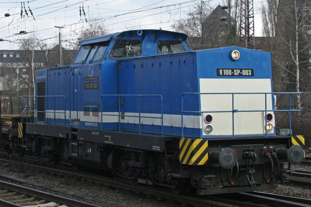 SLG V100-SP-003 fhrt am 6.3.10 in Dsseldorf-Rath mit Bauzug nach Dsseldorf Hbf 