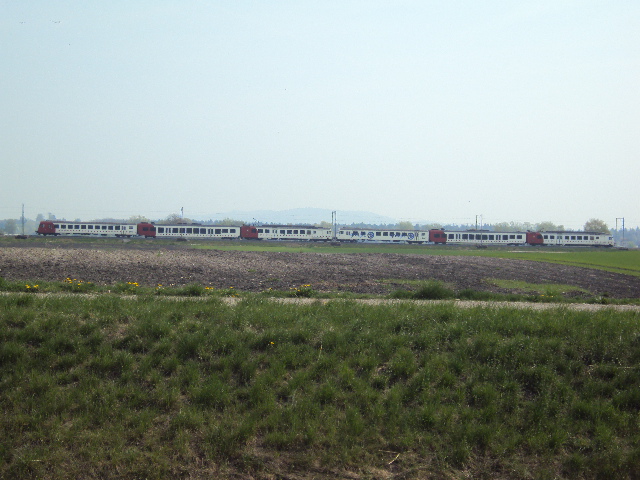 Slow-Up Verkehr auch bei den TPF, hier zwischen Ins und Murten. 25.04.2010