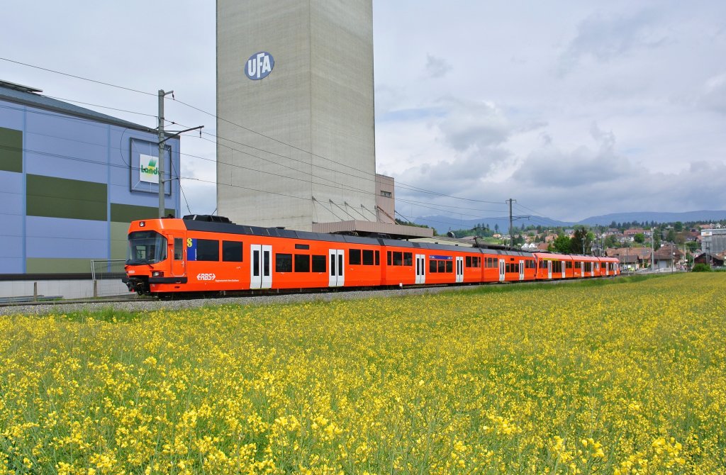 SlowUp Solothurn-Bucheggberg 2013: Der RBS verkehrte mit Doppeltraktion, jeweils ein Seconda und ein Next. Die Secondas werden normalerweise nicht auf der Linie RE Bern-Solothurn eingesetzt, da sie kein 1. Klass Abteil haben. Dafr verfgen sie ber ein Multifunktionsabteil, desshalb wurden sie heute eingesetzt. Seconda 70 und Next 22 als RE 1112 bei Lohn-Lterkofen, 26.05.2013.