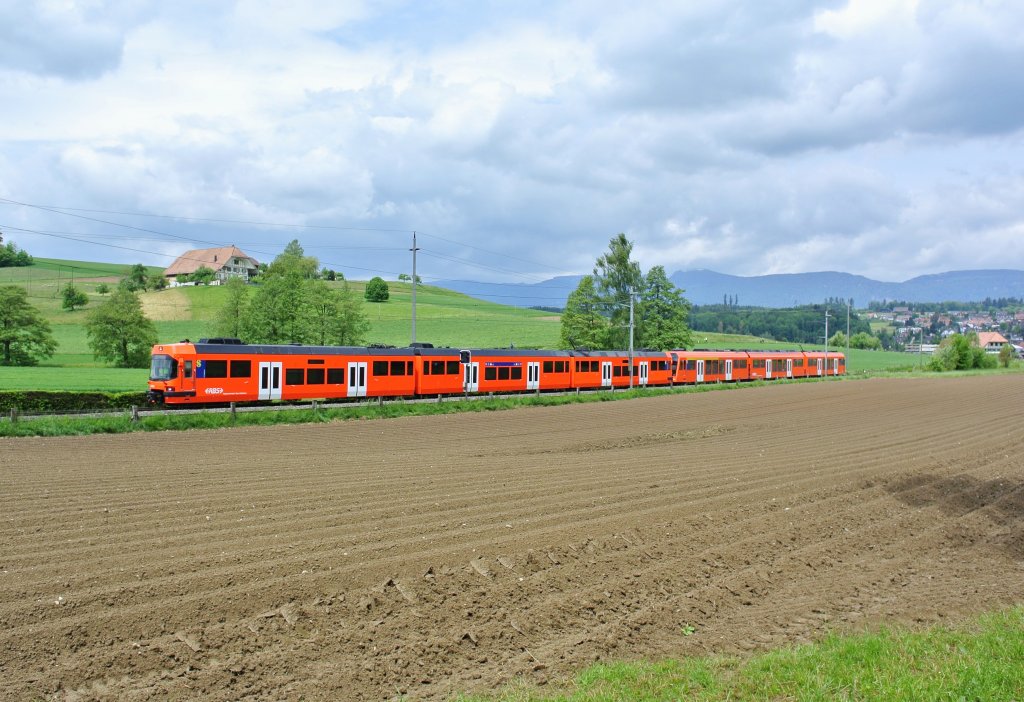 SlowUp Solothurn-Bucheggberg 2013: Der RBS verkehrte mit Doppeltraktion, jeweils ein Seconda und ein Next. Die Secondas werden normalerweise nicht auf der Linie RE Bern-Solothurn eingesetzt, da sie kein 1. Klass Abteil haben. Dafr verfgen sie ber ein Multifunktionsabteil, desshalb wurden sie heute eingesetzt. Seconda 72 und Next 25 als RE 1122 bei Lohn-Lterkofen, 26.05.2013.