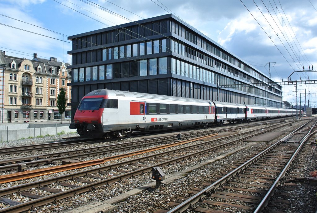 SlowUp Solothurn-Bucheggberg 2013: Um gengend Kapazitt fr die Velos zu gewhrleisten, wurden div. IR Biel-Konstanz mit einem Modul bestehend aus einem Bt und einem D ex. SNCF verstrkt. IR 2119 mit Bt 50 85 28-94 945-8 und D ex. SNCF 50 85 92-75 314-1 bei Einfahrt in Solothurn, 26.05.2013.
