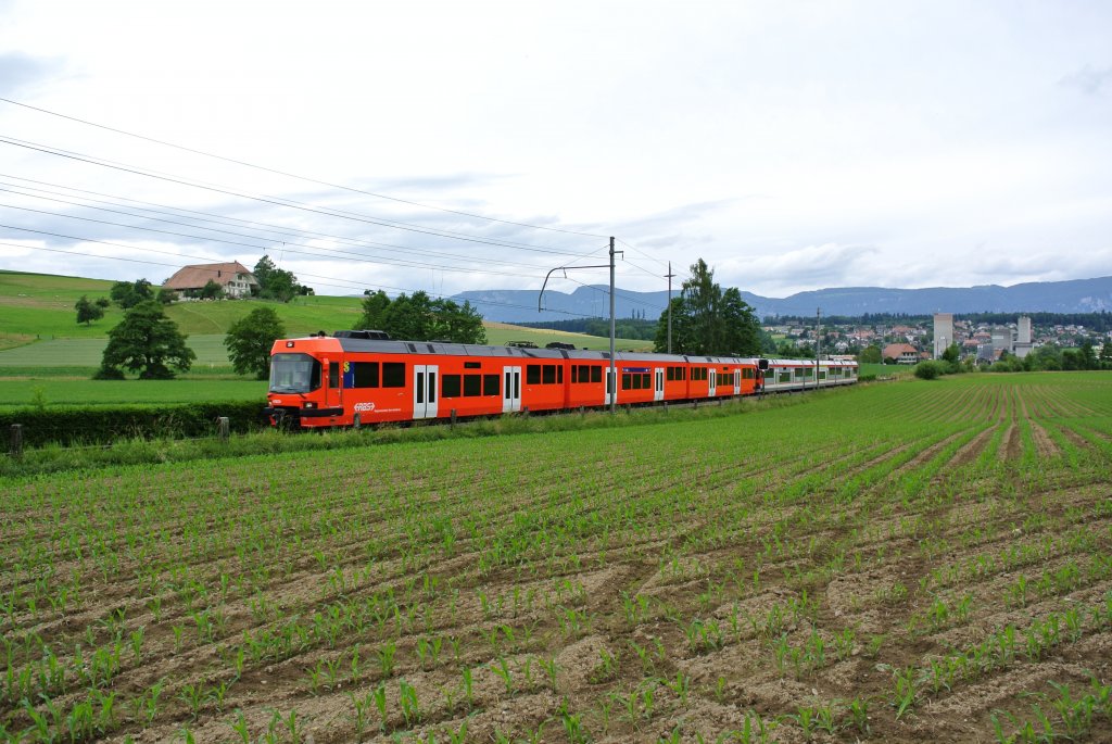 slowUp Solothurn-Buechibrg 2012: RBS Extrazug RE 1712 zwischen Lohn-Lterkofen und Btterkinden. Der Zug bestand aus dem Be 4/12 Nr. 70 und einem der beiden letzten noch grauen ABe 4/12, Nr. 66. Der Be wurde extra fr diesen Einsatz von seinem eigentlichen Einsatzgebiet (S9 Bern-Unterzollikofen) abgezogen, der Grund dafr ist, dass er ber ein grosses Multifunktionsabteil verfgt, 10.06.2012.
