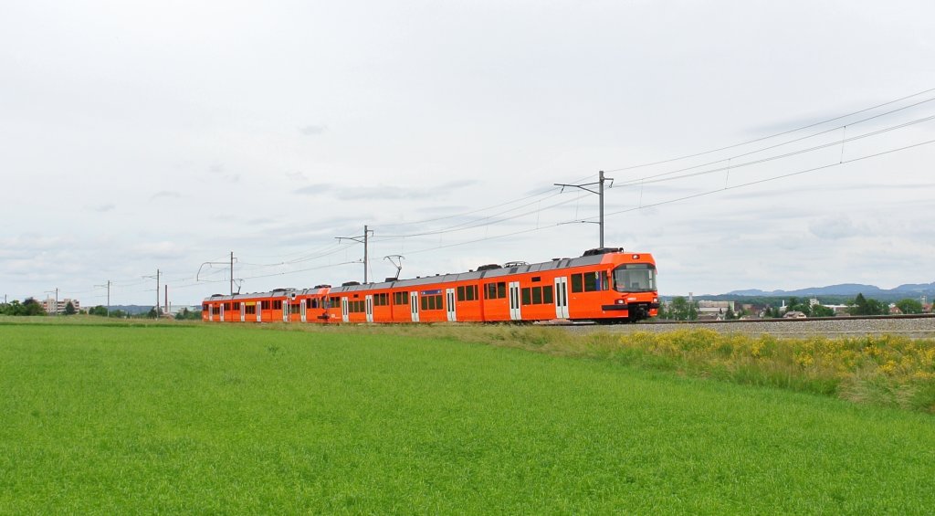 slowUp Solothurn-Buechibrg 2012: RBS Extrazug RE 1710 zwischen Biberist und Lohn-Lterkofen. Der Zug bestand aus dem Be 4/12 Nr. 72 und ABe 4/12 Nr. 67. Der Be wurde extra fr diesen Einsatz von seinem eigentlichen Einsatzgebiet (S9 Bern-Unterzollikofen) abgezogen, der Grund dafr ist, dass er ber ein grosses Multifunktionsabteil verfgt, 10.06.2012.