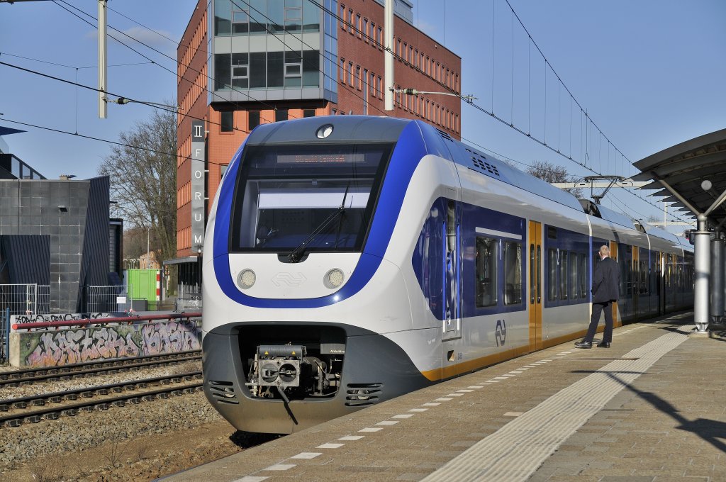 SLT 2435 mit regional von Zwolle hier in Utrecht Overvecht am 19.03 2011.