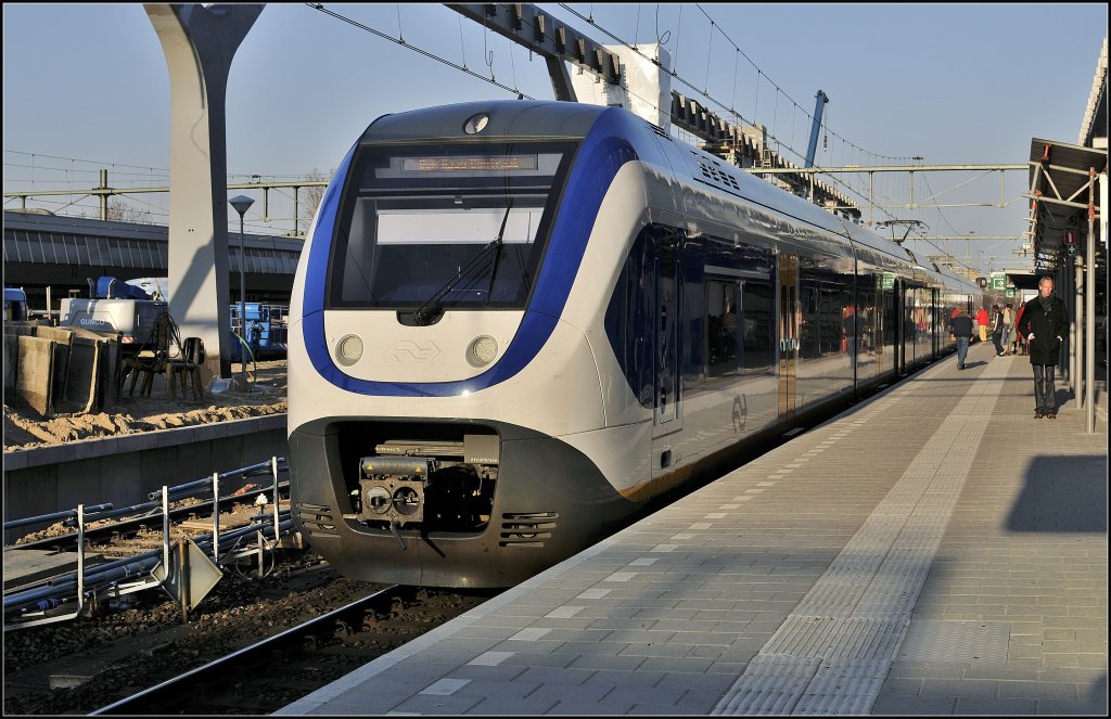 SLT 2626 mit Regional(Roosendaal - Den Haag CS) hier bei Ausfahrt von alt und neu Rotterdam CS am 20.03 2011.