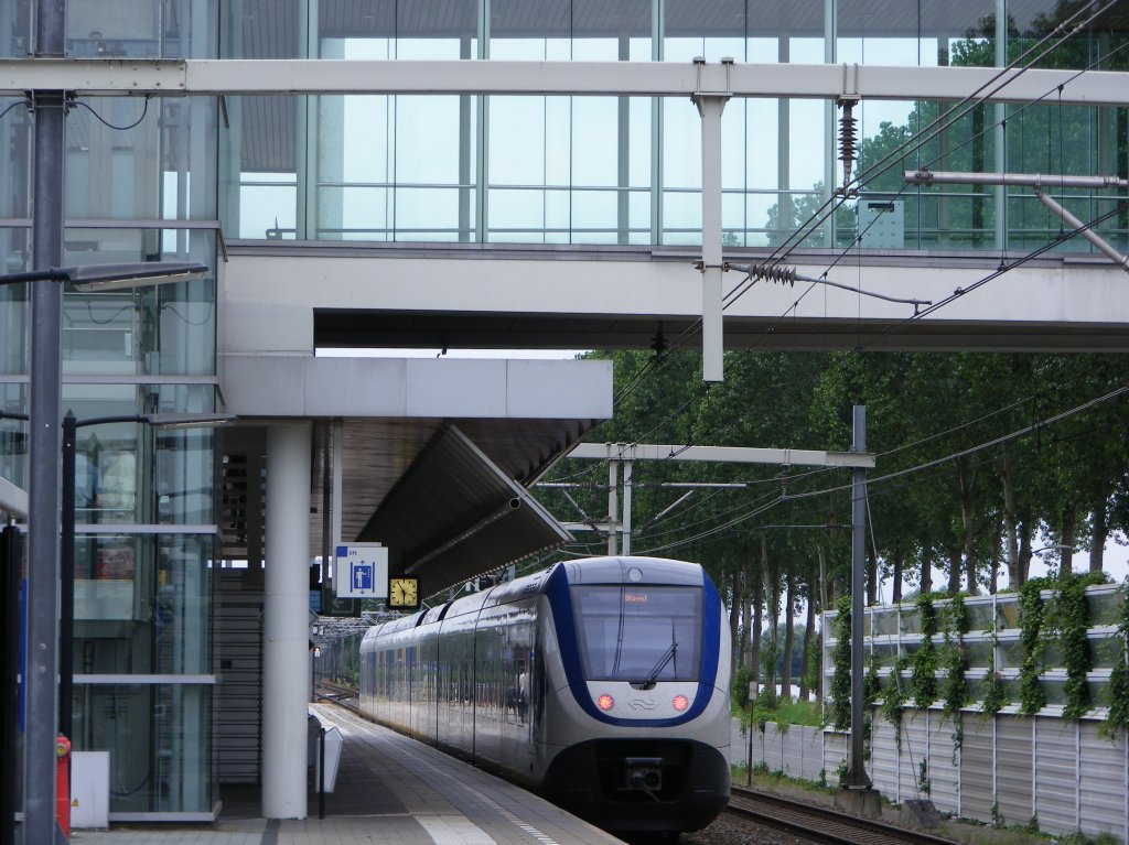 SLT als sprinterzug Utrecht cs - Amsterdam CS im modernen Bahnhofsbereich von Maarssen/Zuilen-Utrecht 2-8-12
