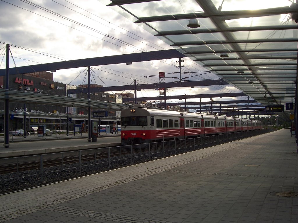 Sm1 Vorortzug im Bahnhof Espoo Centrum, aufgenommen am 06.08.2008