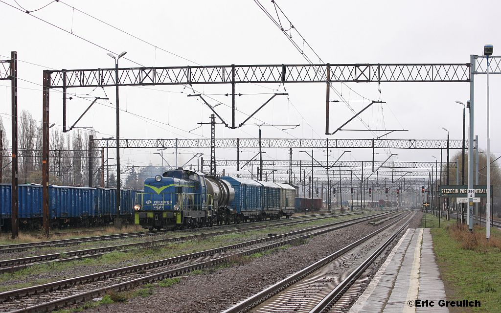 SM42 988 beim rangieren in Szczecin Port Centralny am 31.03.2012