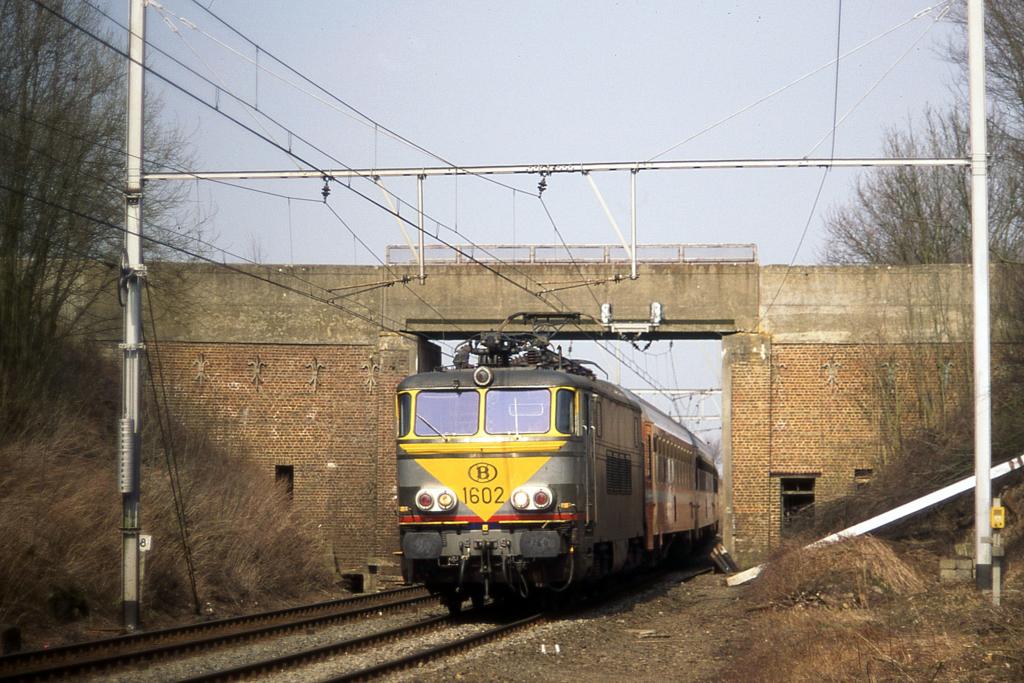SNCB 1602, Werbelok Mrklin, ist am 5.4.1996 um 11.38 Uhr bei Rosonx
mit dem Zug Oostende - Kln unterwegs.