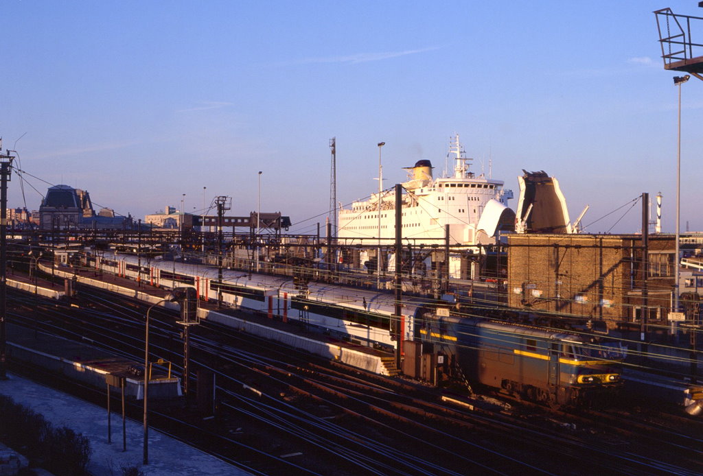 SNCB 1603 bei der Ausfahrt aus Oostende mit IC 431, 01.01.1999.