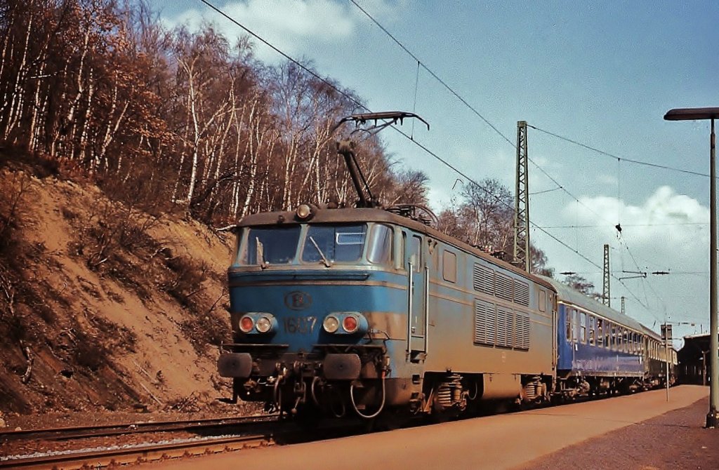 SNCB 1607 durchfhrt mit einem Schnellzug im April 1976 den Bahnhof Stolberg/Rheinland
