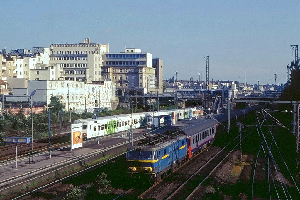 SNCB 1608 passiert den Bahnhof Wehrhahn kurz vor Erreichen des Dsseldorfer Hauptbahnhofs, 18.05.1997, EC 34.