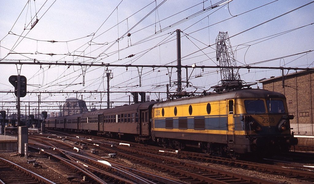 SNCB 2308 verlt im Frhjahr 1980 den Bahnhof Oostende