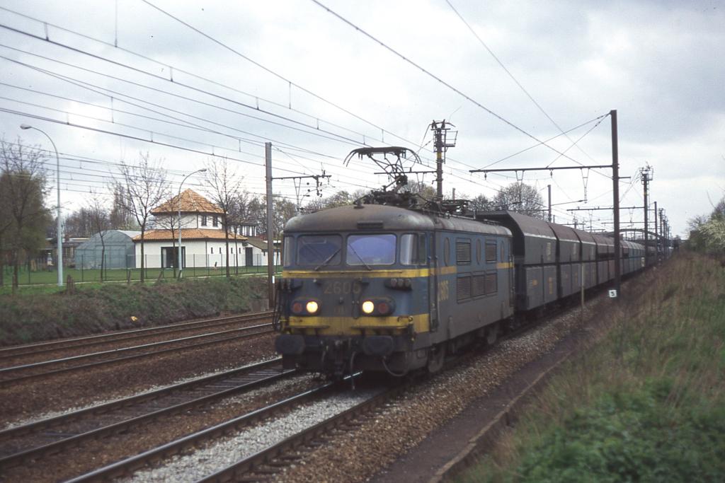 SNCB 2605 ist am 28.03.1997 um 9.38 Uhr mit einem Ganzzug bei Lint
in Richtung Brssel unterwegs.