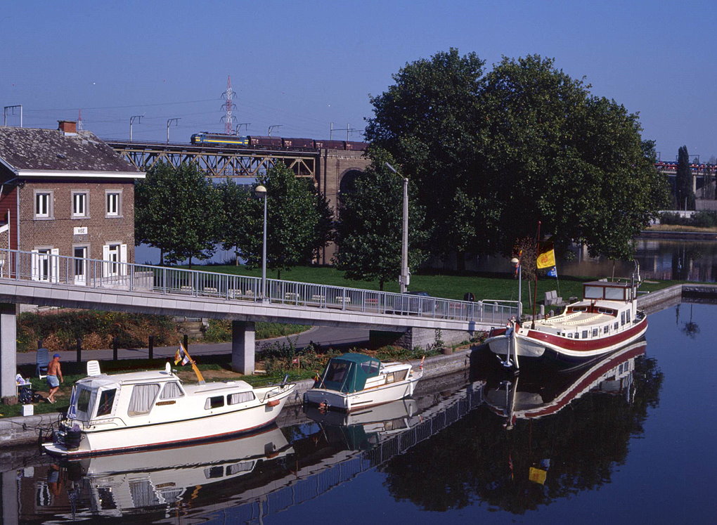 SNCB 2749 auf der Maasbrcke bei Vis, 24.09.1998.
