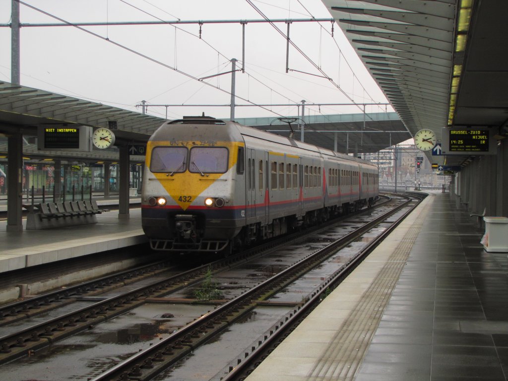 SNCB 432 als IC 2613 aus Leuven, bei der Einfahrt in Antwerpen Centraal; 23.11.2011