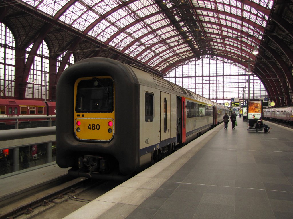 SNCB 480 (94 88 096 480 3-3 B-B) als IC 1836 nach Oostende am 23.11.2011 in Antwerpen Centraal.
