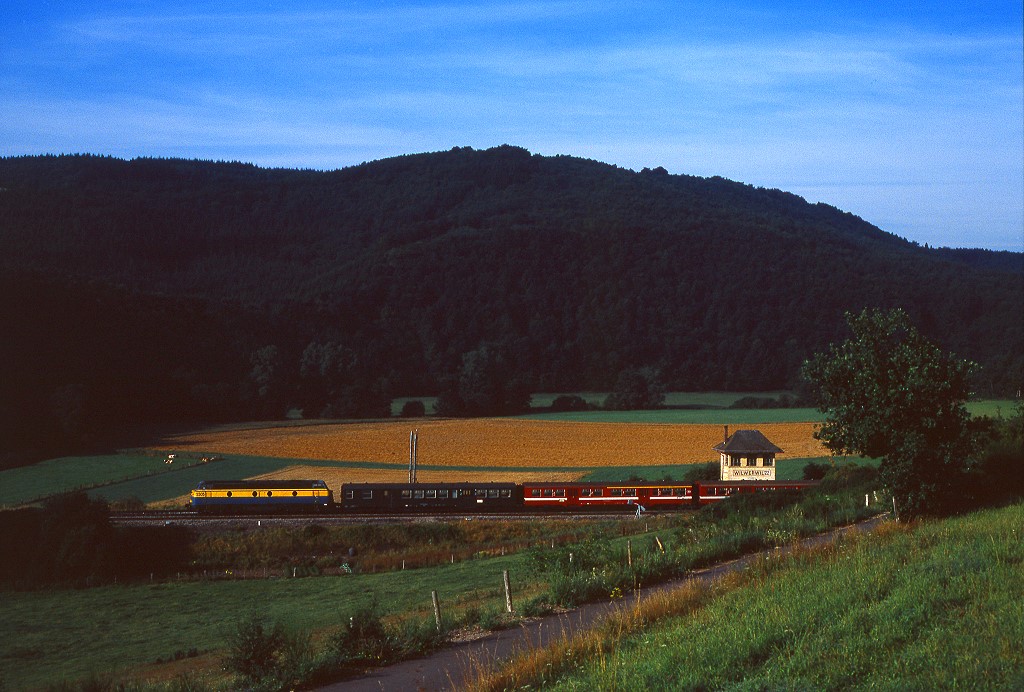 SNCB 5505 ist bei Wilwerwiltz mit Ex111 sdwrts nach Luxembourg unterwegs, 19.08.1989.