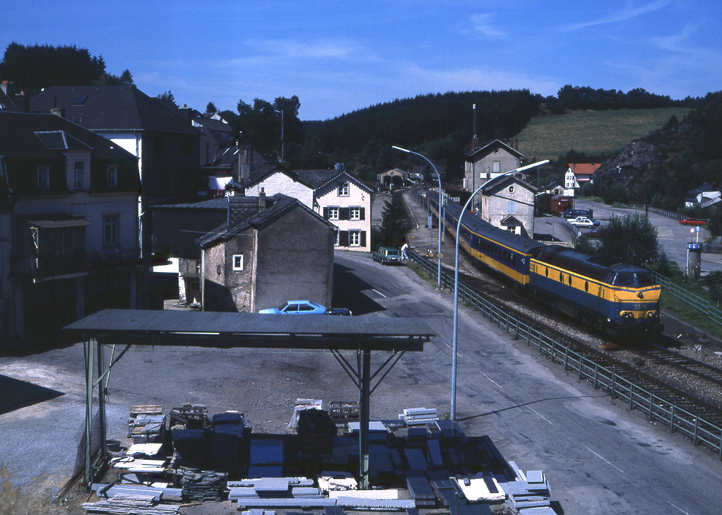 SNCB 5529 fhrt mit Ex 1139 aus Troisvierges aus, 19.08.1989.