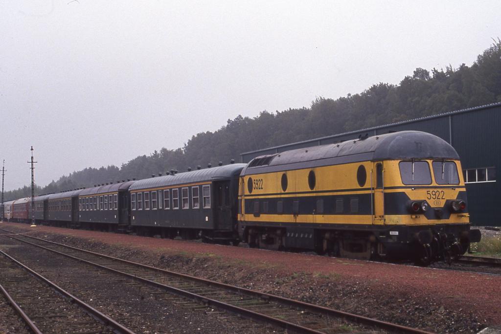 SNCB 5922 steht vor Altwagen Zug im Bahnhof Raeren
am 9.8.1993