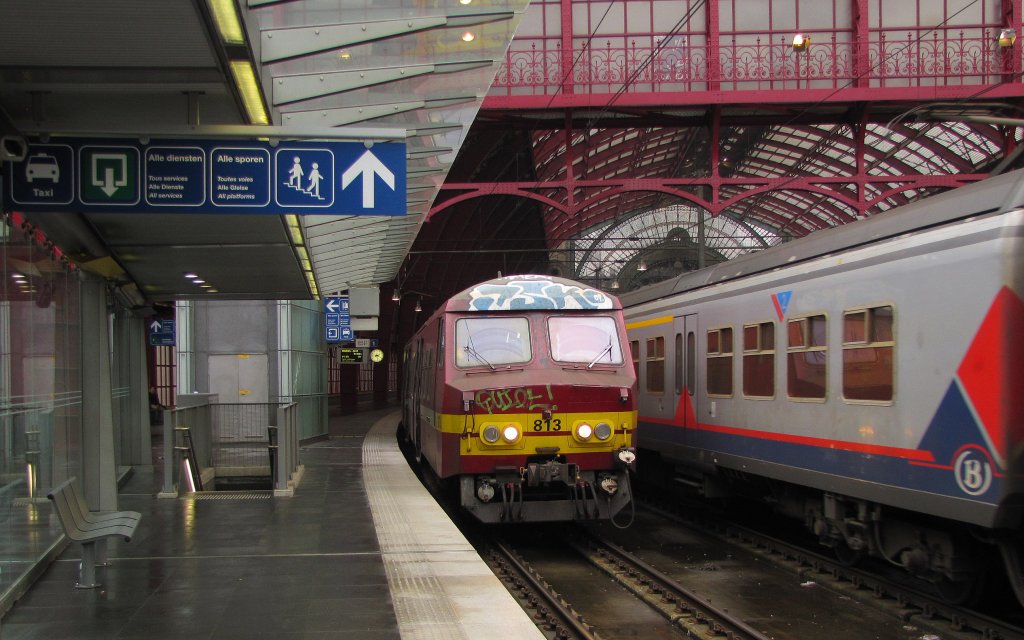 SNCB 813 als IR 2836 nach Nivelles am 23.11.2011 in Antwerpen Centraal.