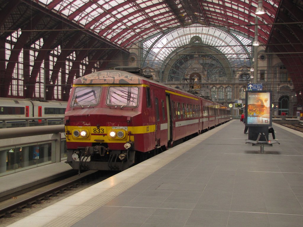 SNCB 833 als L 2564 nach Puurs, kurz vor der Abfahrt in Antwerpen Centraal; 23.11.2011