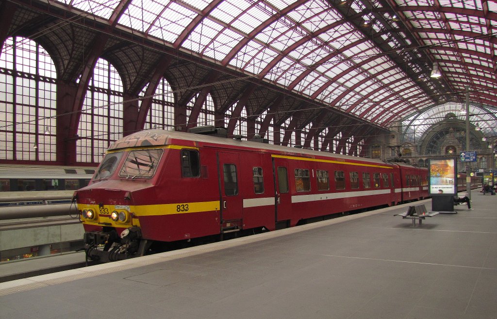 SNCB 833 steht als L 2564 nach Puurs abfahrbereit in Antwerpen Centraal; 23.11.2011