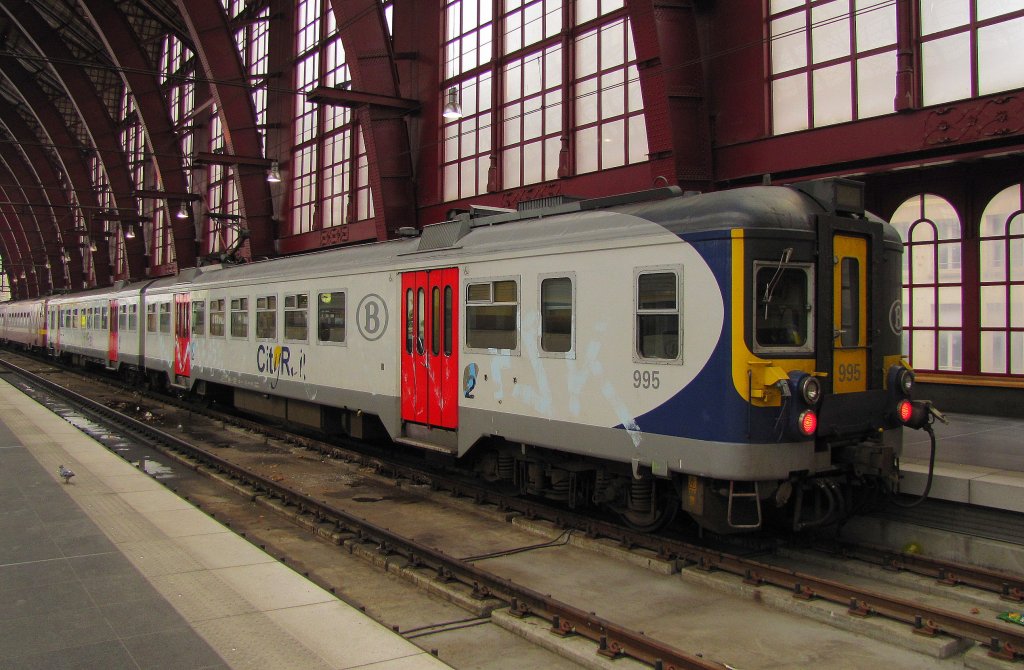 SNCB 995 als IR 2836 nach Nivelles, am 23.11.2011 in Antwerpen Centraal.