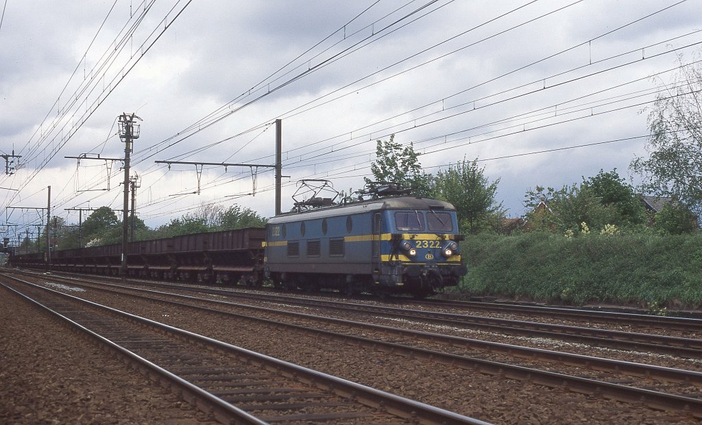 SNCB Altbau E-Lok 2322 ist am 9.5.1997 bei Lint in Richtung Brssel 
unterwegs.