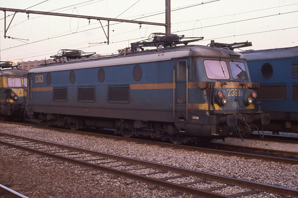 SNCB Altbau Elok 2363 im Bahnhof Huy am 27.03.1991