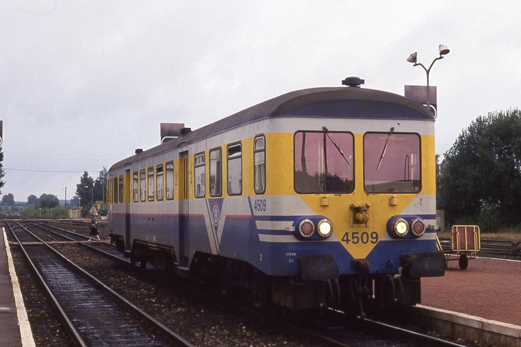 SNCB Altbau Triebwagen 4509 im Bahnhof Bertrix Gleis 2
am 10.08.1993 um 07.50 Uhr