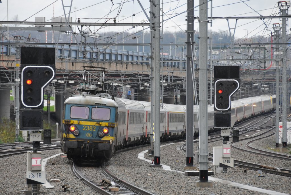 SNCB-Altbaulok 2382 schiebt den IC A Eupen - Oostende im sogenannten  plan inclin  nach Ans hinauf an. Hier aufgenommen am 14/11/2010 bei der Abfahrt im Bhf Lige-Guillemnis (das Bild entstand vom Bahnsteig aus).