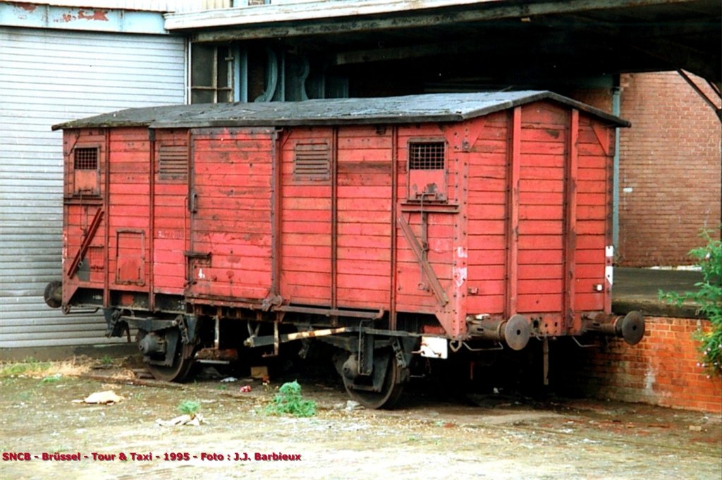 SNCB - Br�ssel - Tour & Taxi - 06/1995.  Es ist kaum zu glauben aber dieser Wagen war fr�her (viel fr�her...) in Betrieb zwischen England und dem Kontinent, �ber dem F�hrschiff Zeebrugge-Harwich oder Dunkerque-Dover !  Foto : J.J. Barbieux