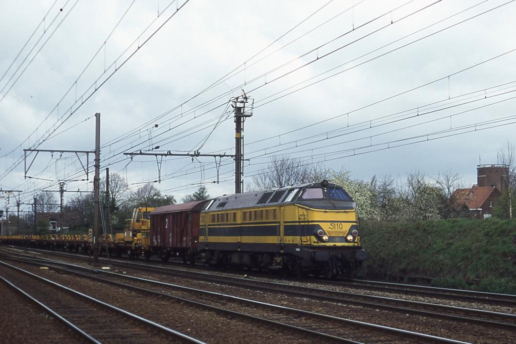 SNCB Diesellok 5110 fht am 28.03.1997 um 12.13 Uhr
bei Lint mit einem Bauzug Richtung Brssel.