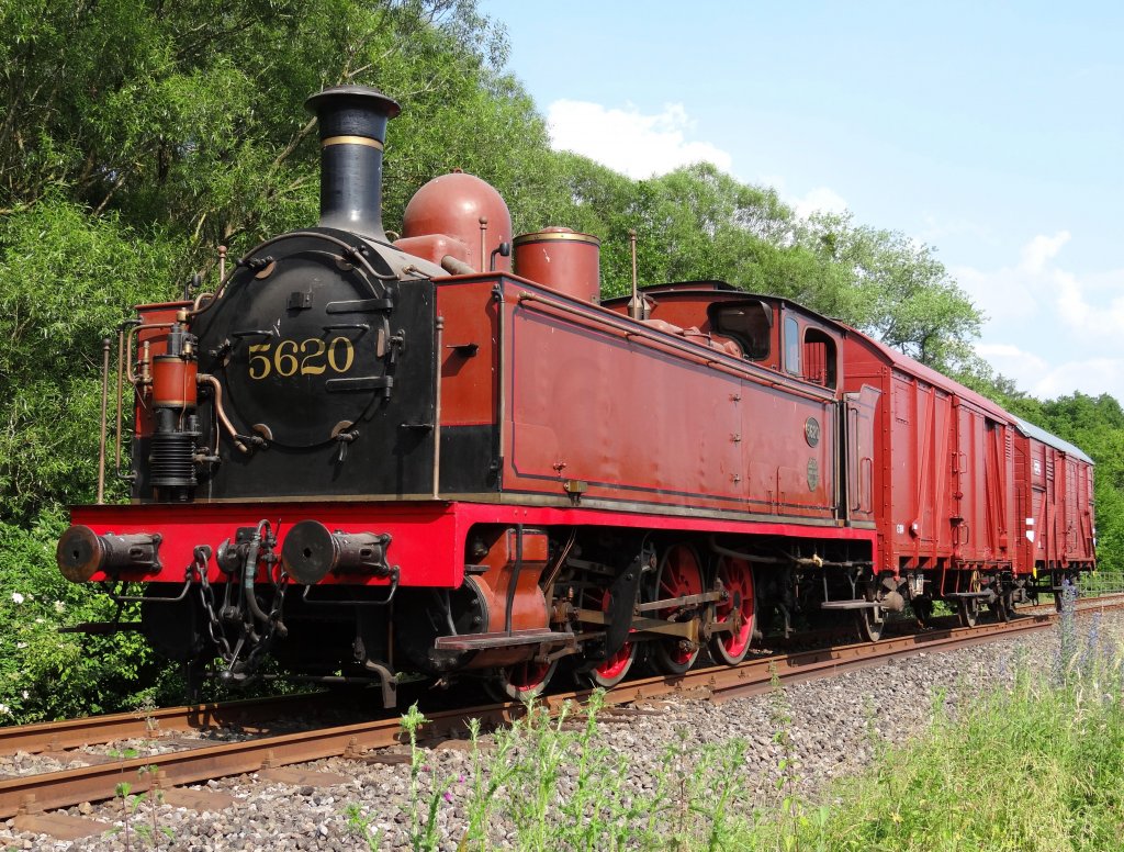 SNCB-Holding Lok  Typ. 53  mit nummer 5620 im ein fotostandort zwischen Mariembourg und Nismes (CFV3V) - 06-07-2013